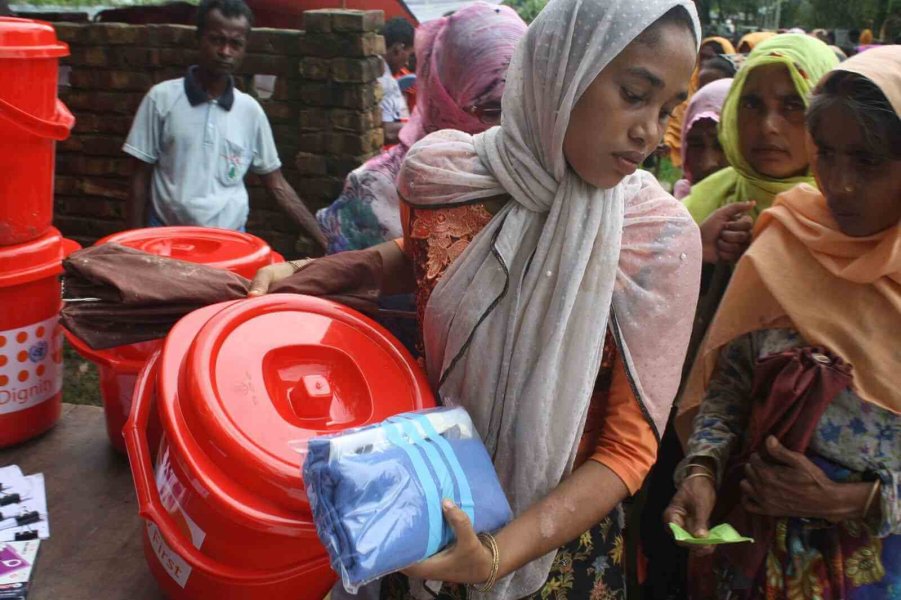 As Rohingya refugees pour into Bangladesh, UNFPA deploys midwives, safe spaces