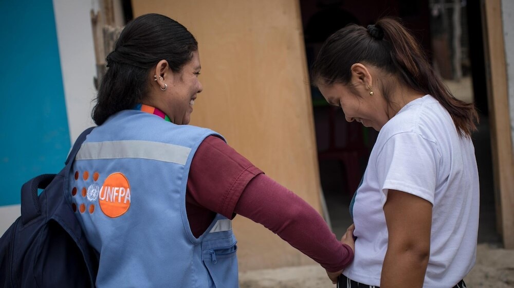 UNFPA midwife visits pregnant woman in Peru