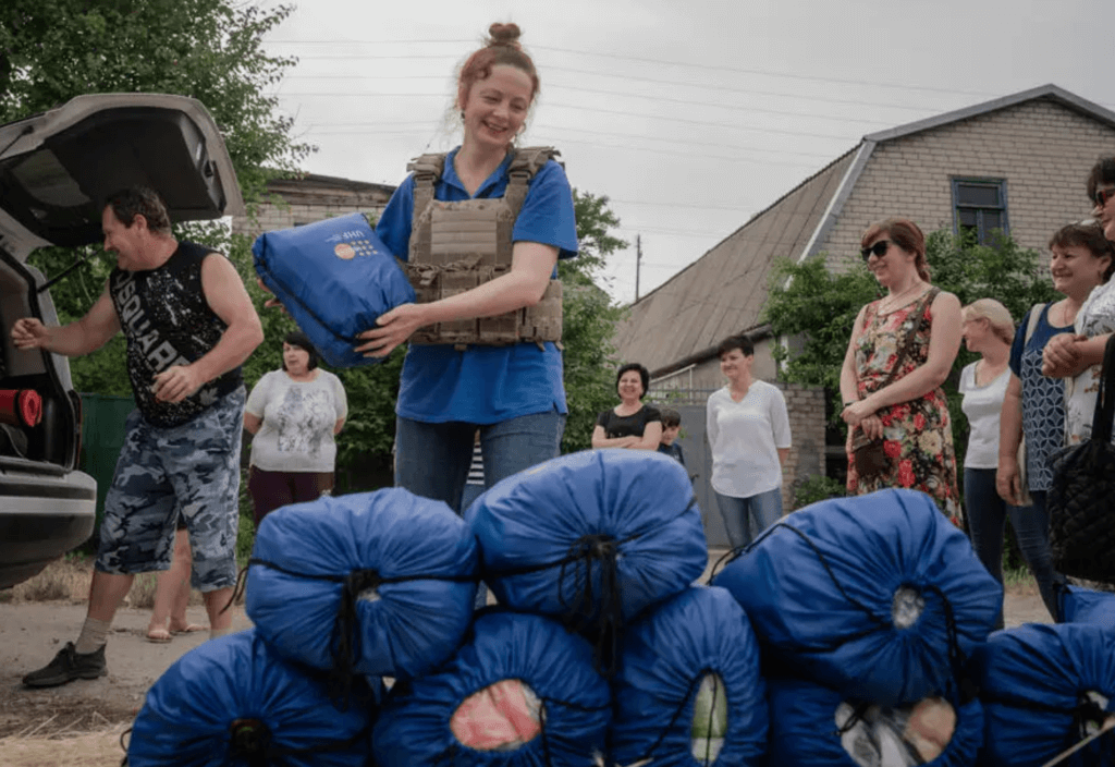  Iryna unloads kits containing essential supplies to meet people’s immediate needs. © UNFPA Ukraine/Danylo Pavlov