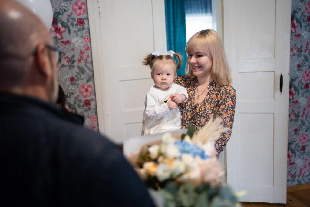 Kateryna receives flowers on Sofia’s first birthday. © UNFPA Ukraine/Serhii Korovayny