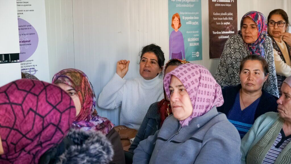 At a sexual and reproductive health training session, Kısmet speaks up. © UNFPA Türkiye/Eren Korkmaz