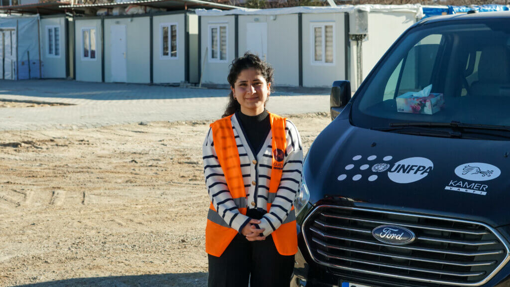 Nesrin in front of a transportation van in Doğanşehir. © UNFPA Türkiye/Eren Korkmaz