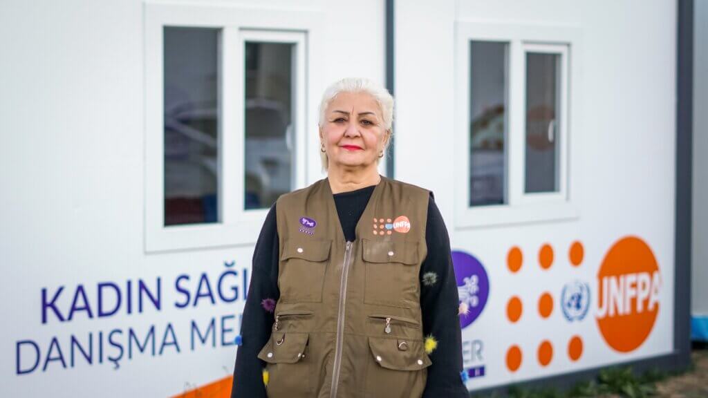 Nilüfer, in front of the WGSS container. © UNFPA Türkiye/Eren Korkmaz