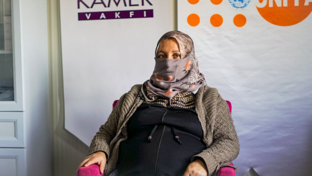 Ferize, a Türkiye earthquake survivor, in the WGSS container. © UNFPA Türkiye/Eren Korkmaz