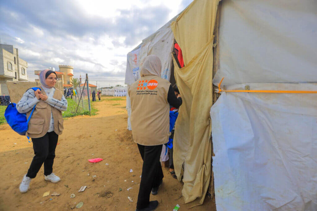 UNFPA workers in Rafah, Gaza distributed 550 Dignity Kits in a single day to women and girls displaced by the violence. © Save Youth Future Society for UNFPA